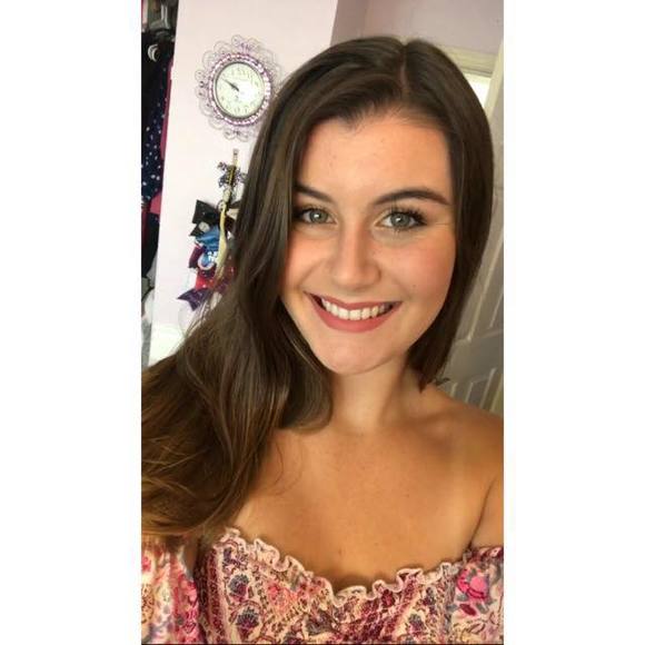 Meet your Posher, Alyssa - Picture 1 of 4